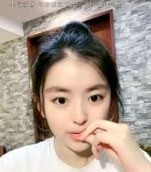 稚嫩的18岁妹子拍摄的2V视频，大小为900MB