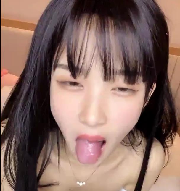 颜值超高的小姐姐与男友在房中的火爆打粑粑啪