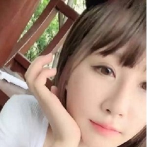 童颜大罩杯少女学生服公园凉亭奇妙玩具百度盘