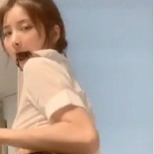 火辣网红猫小猫跳舞：黑色小短裙白色小上衣+小皮鞭空挡