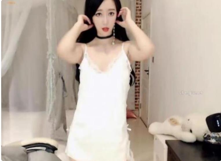 梦菲桐香：美女主播的浮力舞精彩演绎，身穿1V-604M时尚服装，令人惊叹不已！