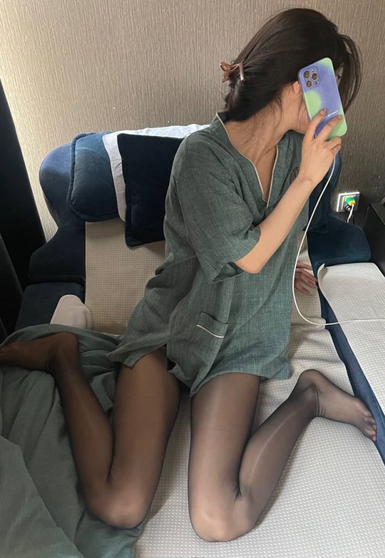 空姐小伊伊的真实反差：职业精神与网红气质完美结合