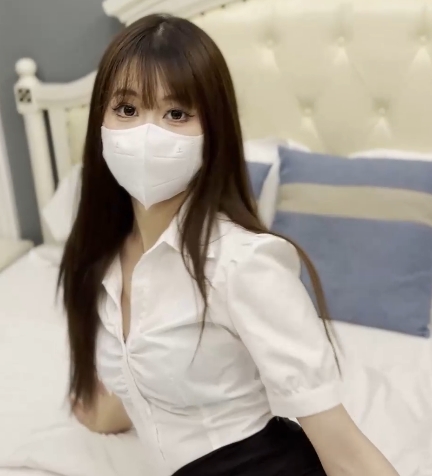 《清纯窈窕的身材，Cola酱穿着吊带黑丝OL，给人一种性感又温柔的感觉》