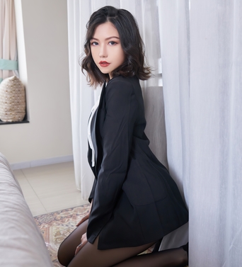 某推极品御姐:美艳非凡,若隐若现,让人心动