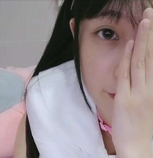 19岁网红小美女视频资源：抖音福利直播，萌系可爱，学生服装短裙，大马尾青纯