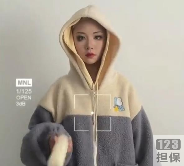 某推妹妹在光剑变装加刘+??+宏的舞蹈下,这波C作很6啊。