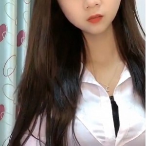 风格或许不被所有人接受，但是她的品味和直播技巧却让人印象深刻。快手苗老师绝版45部合集，让您一次性领略她的魅力，感受她的不凡之处。