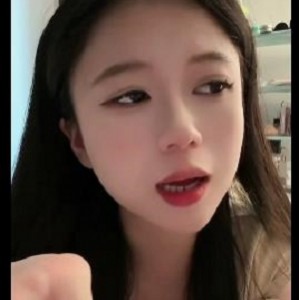 抖音粉丝王王在在自拍视频资源曝光，直播露脸公共卫生间省房钱下水道观看