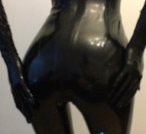 神秘网络红人miaotutu合集：3.2G1890P+41.4G156V视频，百度硬碟存储