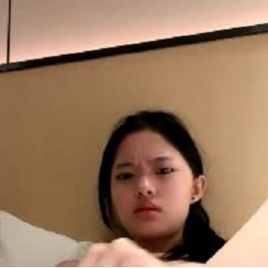 高冷女神绵绵自拍视频集：6V画质，1.4G大小，妹妹同场，眼神凶N头锥形