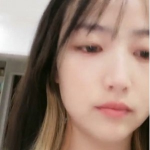 清纯可爱00后大四小学妹：抠动放飞自我表演，粉嫩某处放飞自我