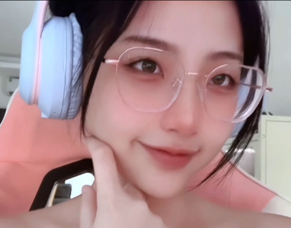 开放阿黑颜cos女神yuumeilyn,新视图,8P16V,1.2G,百度盘,后缀改rar,解压2次