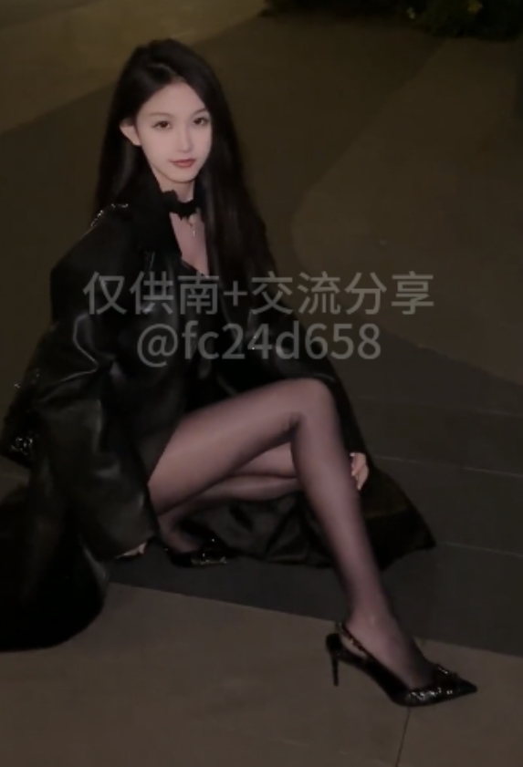 神秘主角:隔丝直入视频4v+817M,百度盘下载,双层压缩,论坛扒下来