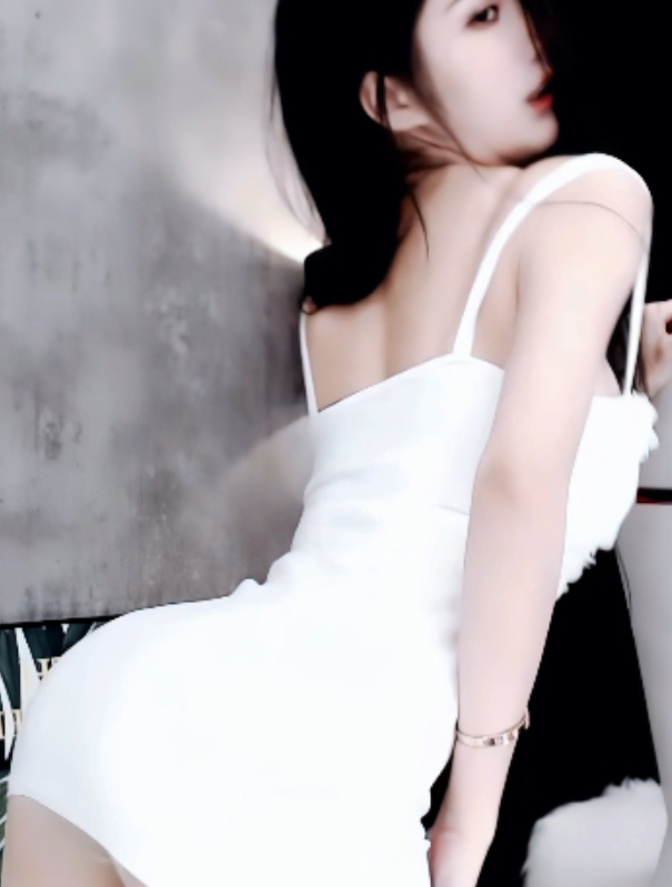 虎牙主播车老板土豪定制白连衣裙1V+998M百度盘-引人注目的设计和特色