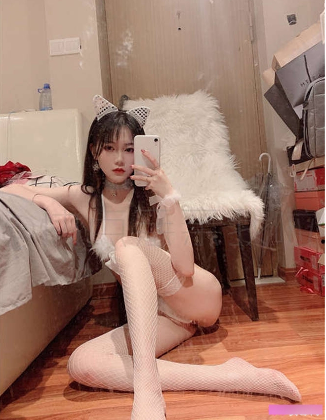欣赏网红COSER魔法秋秋的高颜值与清新气质