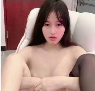 18岁纯妹子首次下水，腼腆美少女