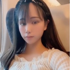 美女高铁上的神秘漂亮馒头1.2G/3V度盘