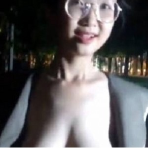限时特惠超反差眼镜美眉夜间散步展示，胸前软肉大胆展示！