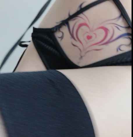 推特山本优木写真四套：妹子身材丰满，大腿白色袜子尤物写真集