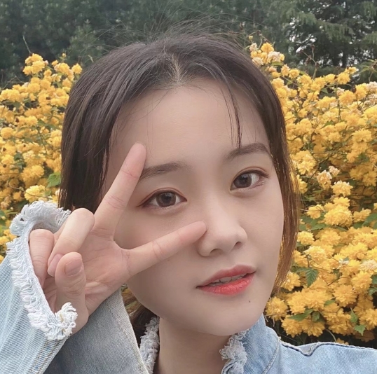 品尝刚刚毕业的女大学生职业裤里丝装的黑丝脚