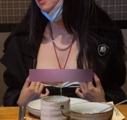 私拍三人游泡澡喷泉