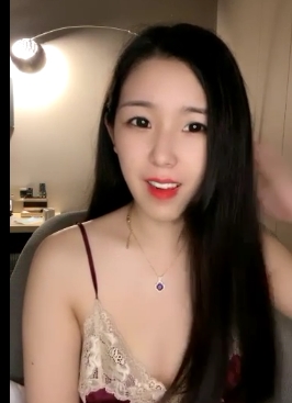 水蜜桃媛媛高颜值开朗害羞火辣身材丰满的女主播,与粉丝互动,拥有2.52G精美作品及视频!