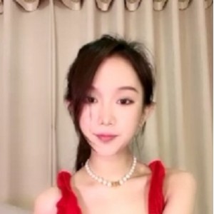 新人紅裙美腿：活潑性格炫酷黑絲襪