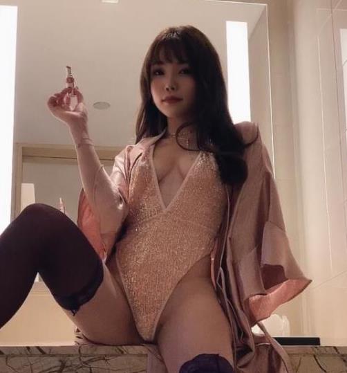 2021最火推特红人街拍精选芝芝Body合集
