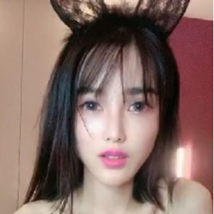 单腿网红美女黑丝玩弄爆撩男的没爽到射太快