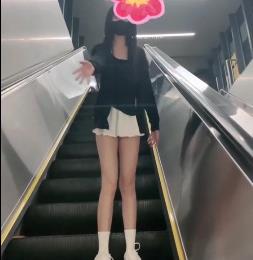 Luna000玩转室外多场景,超A完美身材嫩妹1V936M21分钟,商场、图书馆、公园、恶搞外卖小哥、打粑粑、不穿衣服