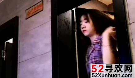 《艺校舞蹈生的厕舞：网红{{网红名字}}拍摄的精彩视频，激发你的热血！》