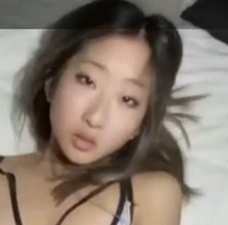 OnlyFans上最受欢迎的网红嫩模之一，{{网红名字}}等待洋男友的到来，束缚四肢崛起臀部，精致五官，性感翘臀，热舞给力