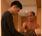《有钱土豪大叔李先生：用钱把老婆伺候得活好，让家人都开心》