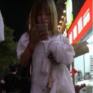 旗袍美女刚约会完无内逛街了,近距离观看嘴巴的变化