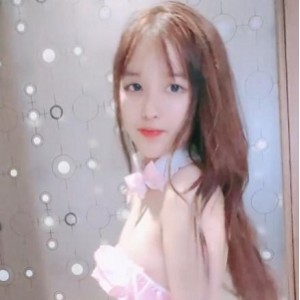 斗鱼又整了一个清纯妹子直播,我看完之后整个人都粉嫩了。