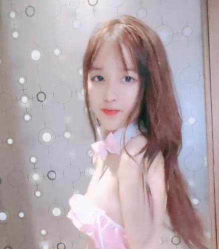 斗鱼又整了一个清纯妹子直播,我看完之后整个人都粉嫩了。
