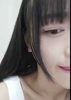 初音在斗鱼上播出了自己的最新作品,这些视频内容太劲爆,我看完差点尿了。