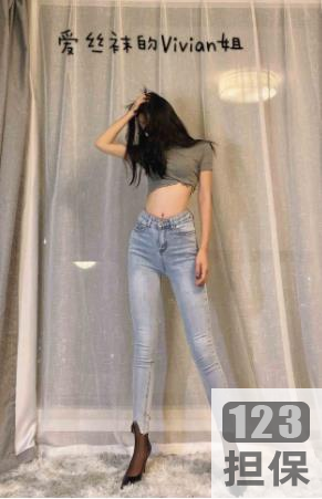 最新爱丝袜的Vivian姐性感厨娘