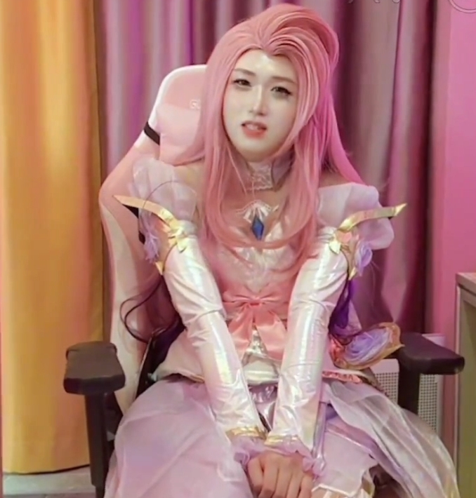 TS主播邢曦月付费福利合集：大罩杯眼睛妹航空大学厕拍等视频，总大小16.5GB