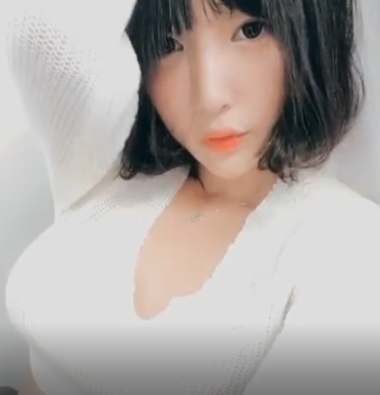 们一起玩游戏、聊天,展现了她们之间的默契和友情。另一次视频中,姜仁卿化身为韩国传统服饰的模特,展现了她不同的一面。总之,这个合集汇集了姜仁卿的多种风格和表现,绝对不容错过!