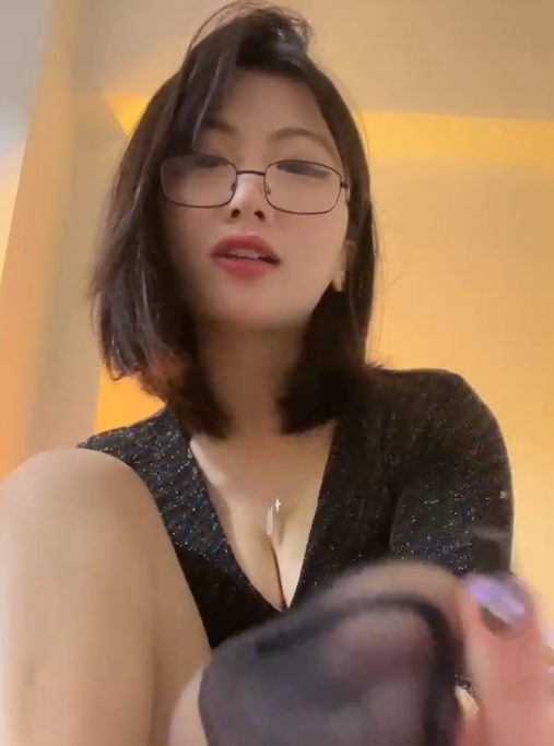 美知瑠香水黑丝脚》是一部引人注目的直播作品,以其独特的套路和美白效果而备受关注。视频的大小为1v+335MB,可以在百度盘上找到。
