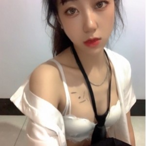 为了增加标题的吸引力和独特性，可以取名为：“独家定制15.7g：一少举牌露脸，百度ED2K收藏热传”