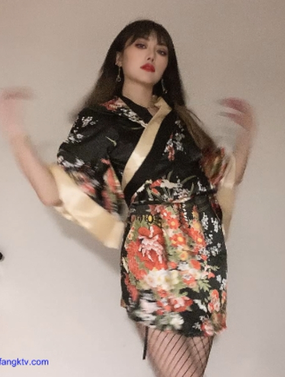 为了增加标题的吸引力和独特性，可以取名为：“独家定制15.7g：一少举牌露脸，百度ED2K收藏热传”