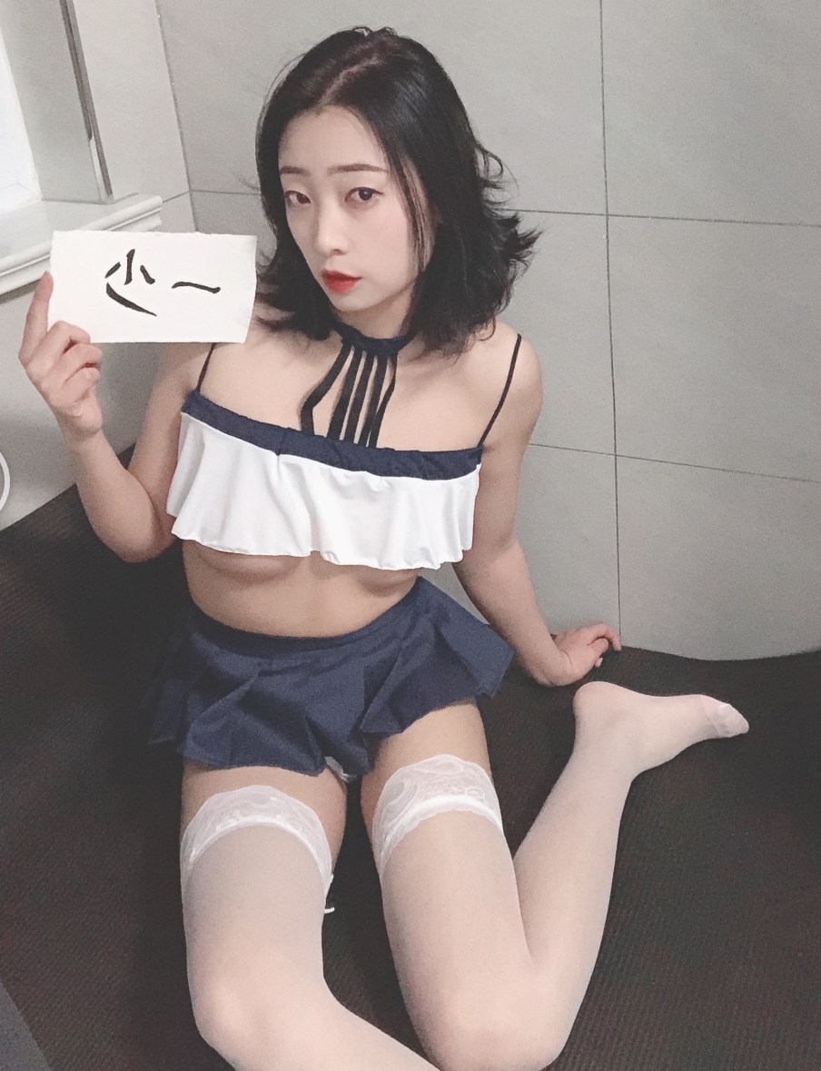 为了增加标题的吸引力和独特性，可以取名为：“独家定制15.7g：一少举牌露脸，百度ED2K收藏热传”