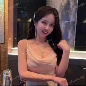 韩国人气女团成员自拍8分钟视频，sunwall酒吧洗手间内，颜值服装吸睛，马赛克遮挡细节，下载观看揭秘