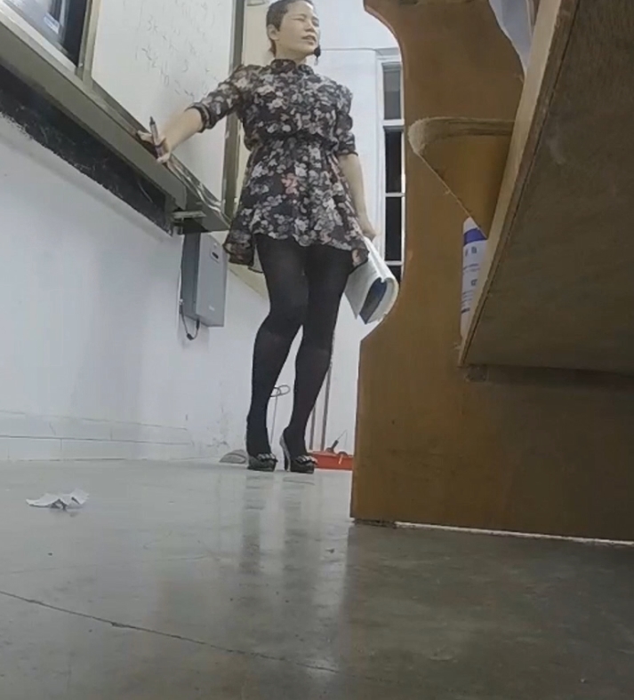 白衬衫女老师脱鞋露脚视角片段39v合一28g百度盘