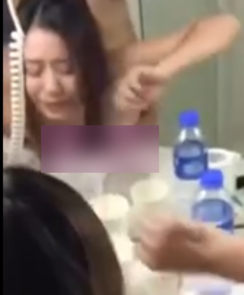 部不容错过的精彩作品,让您沉浸在身体无助、棒子运动、瘫软身躯等感觉画面中,绝对让您欲罢不能!