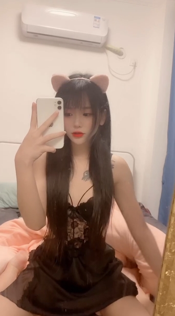 子璐清纯主播9部高清合集：小家碧玉的白皙细腻、吹弹可破的俏脸眼眸清澈、樱唇粉嫩的青春活力、大眼睛、丝袜包臀裙凹凸有致的玲珑曼妙、修长美腿、内敛热情肆虐的表情反应、自娱自乐的拨弄手法。