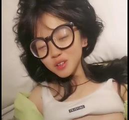 眼镜控福利：反差婊女主自拍正片短视频资源下载