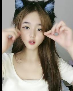 “青春校花级女神黑丝自拍表演表演1.8G”